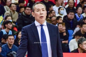 许利民：对戴维斯的防守做得不好 此役对即将开始的季后赛有帮助